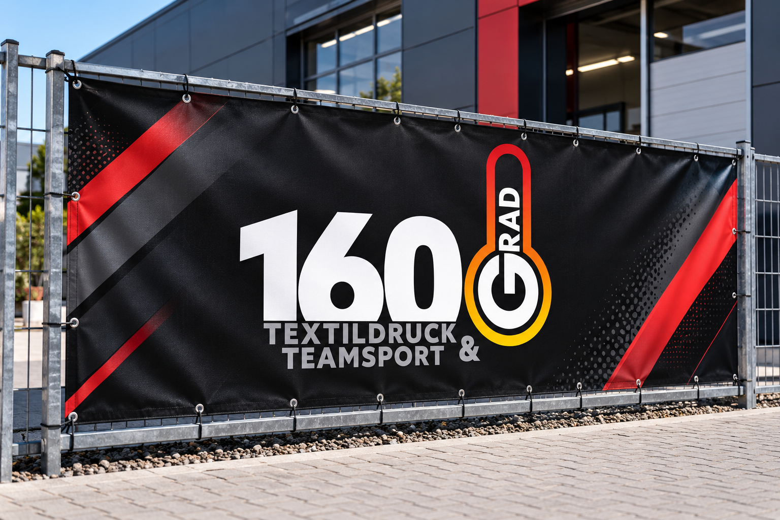 Werbebanner mit 160-Grad-Motiv an einem Zaun